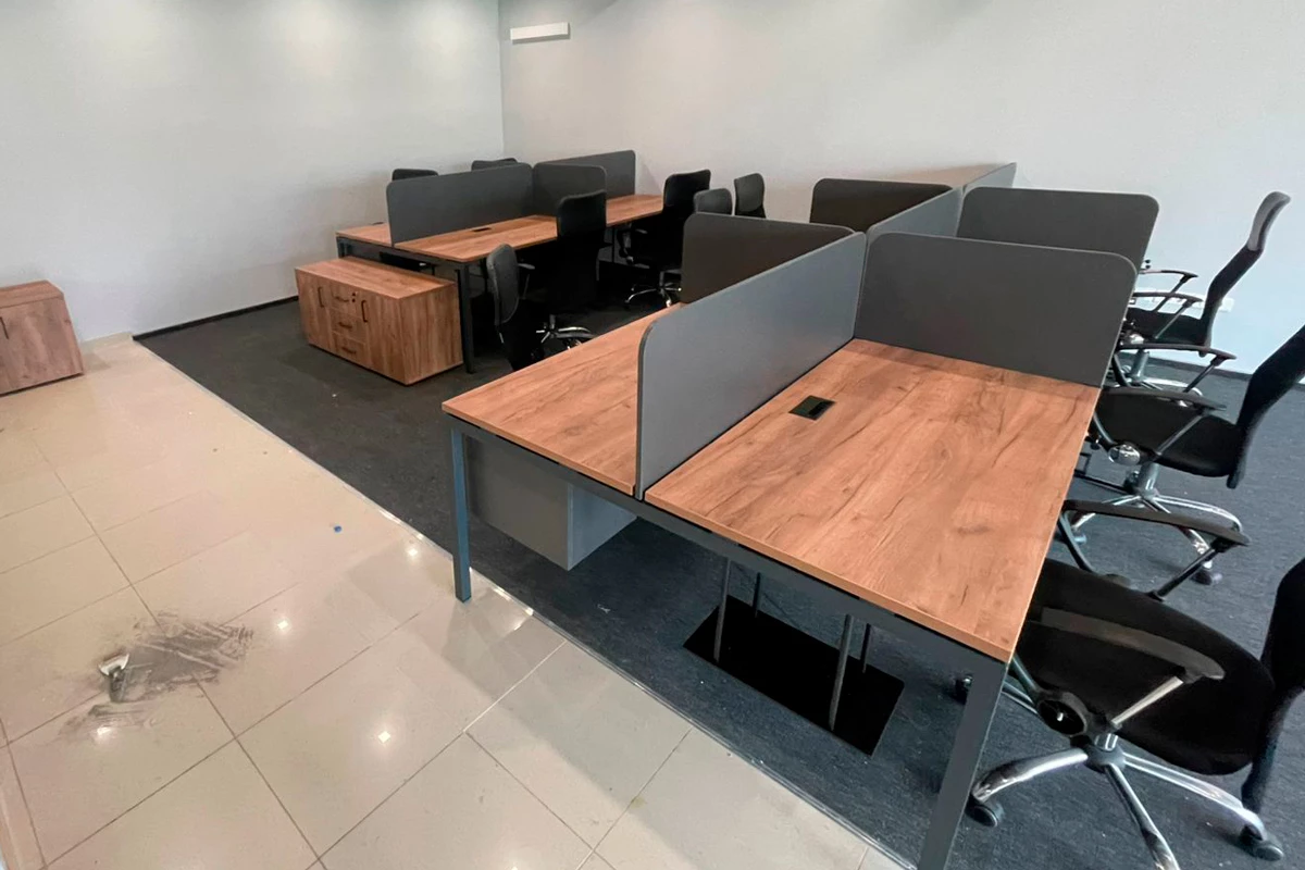 Рабочая станция 2-х сторон. на П-образном каркасе 40 мм 1380x1432x750 Style Project фото в интерьере 1